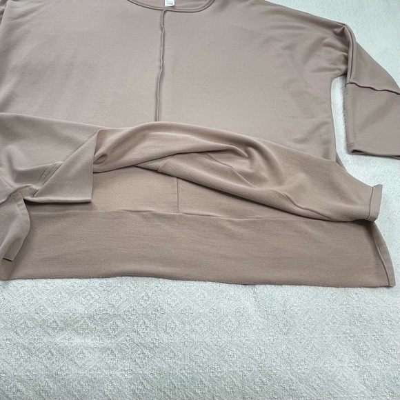SPANX Women's Relaxed Sweatshirt in Soft Taupe ~ Sz Medium ~ Casual - Picture 7 of 11